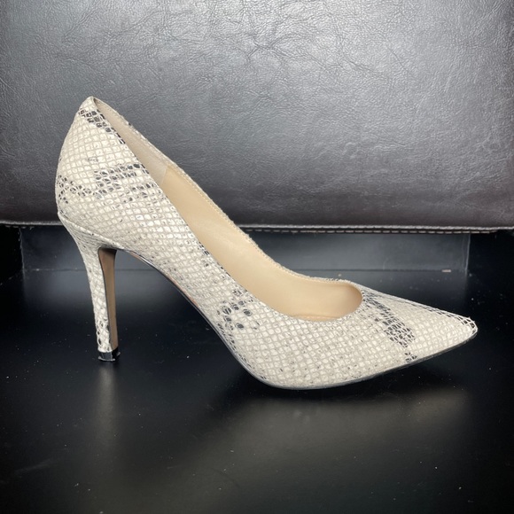 Vince Camuto 5-5.5 snakeskin pointed toe pumps - Picture 4 of 4